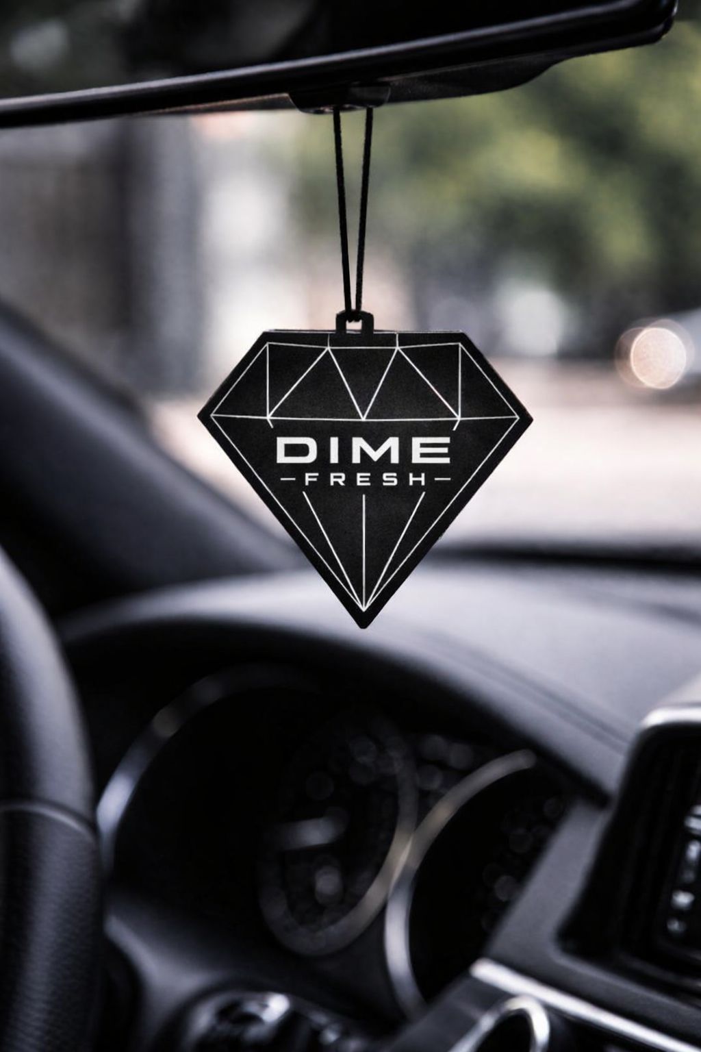Aromatizante Dime Fresh pendurado no retrovisor durante o dia